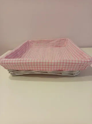 Bandeja rectangular mimbre blanca, con tela rosa