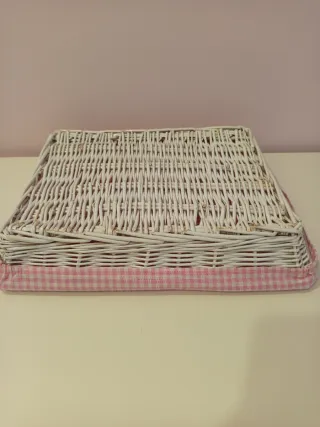 Bandeja rectangular mimbre blanca, con tela rosa