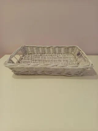 Bandeja rectangular mimbre blanca, con tela rosa