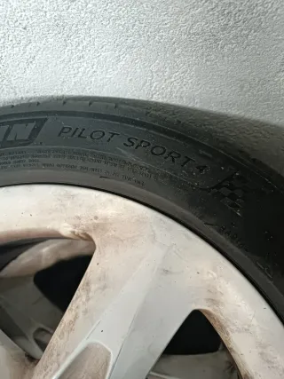 Michelin pilot sport 4, al 80% de vida útil.