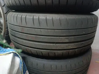 Michelin pilot sport 4, al 80% de vida útil.