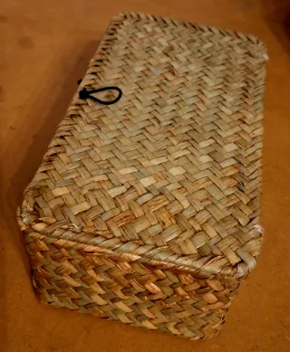 Caja mimbre con cierre madera.