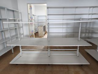 5 Góndolas metálicas con baldas de madera