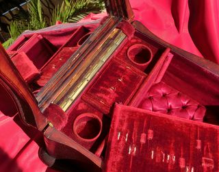 ANTIGUA CAJA DE VIAJE. PIEL Y TERCIOPELO S.XIX-XX