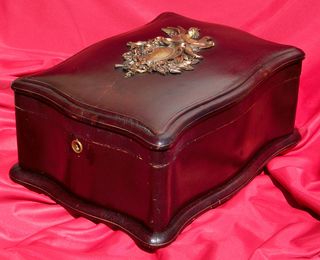 ANTIGUA CAJA DE VIAJE. PIEL Y TERCIOPELO S.XIX-XX