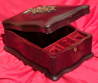 ANTIGUA CAJA DE VIAJE. PIEL Y TERCIOPELO S.XIX-XX