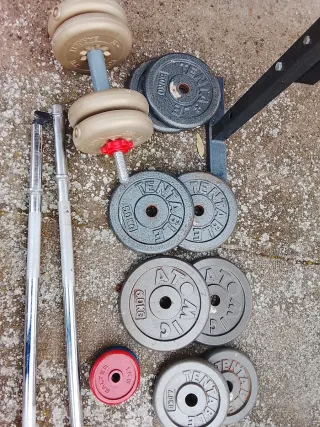 Banco de pesas con discos y barras