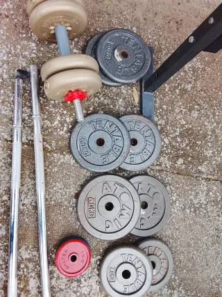 Banco de pesas con discos y barras