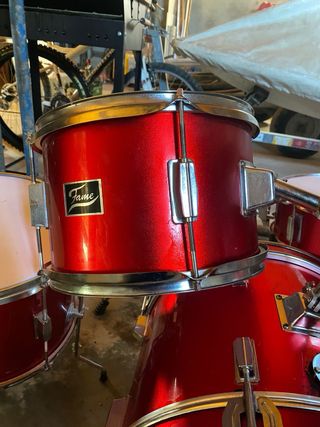 Batería musical roja