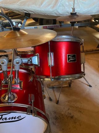 Batería musical roja