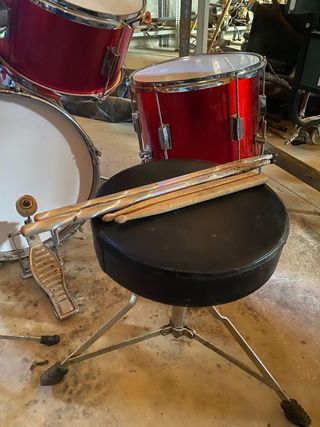 Batería musical roja