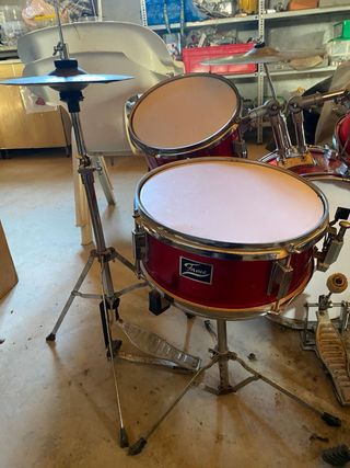 Batería musical roja