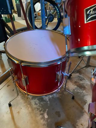 Batería musical roja