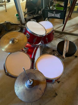 Batería musical roja