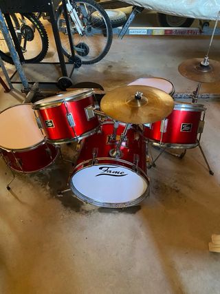 Batería musical roja