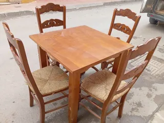 Mesa y 4 sillas de anea"
