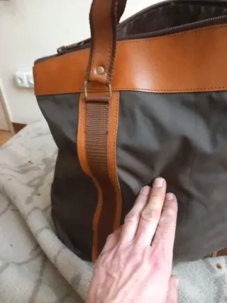 Bolso de mano de piel,en 2 tonos de marrón.