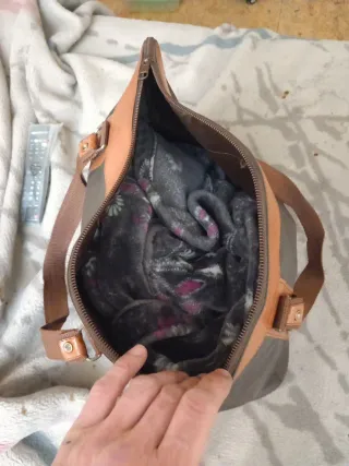 Bolso de mano de piel,en 2 tonos de marrón.