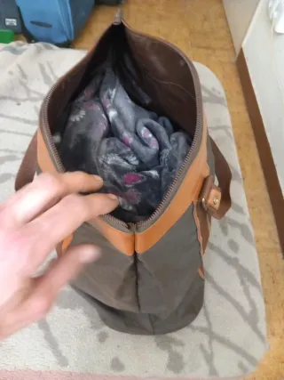 Bolso de mano de piel,en 2 tonos de marrón.