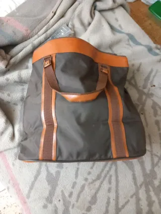 Bolso de mano de piel,en 2 tonos de marrón.