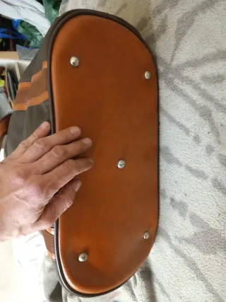 Bolso de mano de piel,en 2 tonos de marrón.