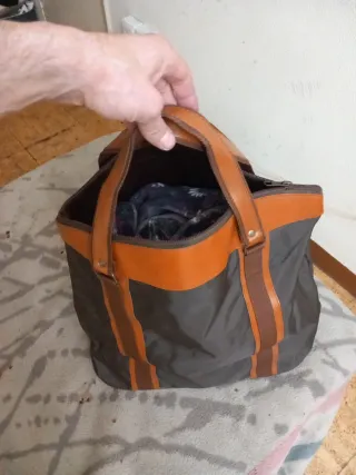 Bolso de mano de piel,en 2 tonos de marrón.