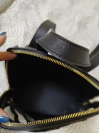 Mochila negra con diseño calado