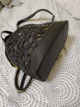 Mochila negra con diseño calado