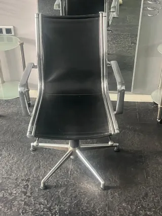 Silla de peluquería giratoria negra y plateada