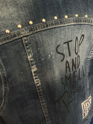 Cazadora vaquera con tachuelas