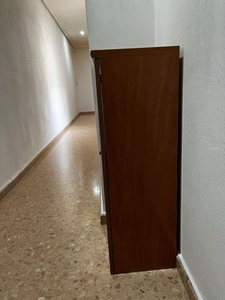 Vitrina pequeña de madera y cristal