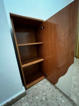 Vitrina pequeña de madera y cristal