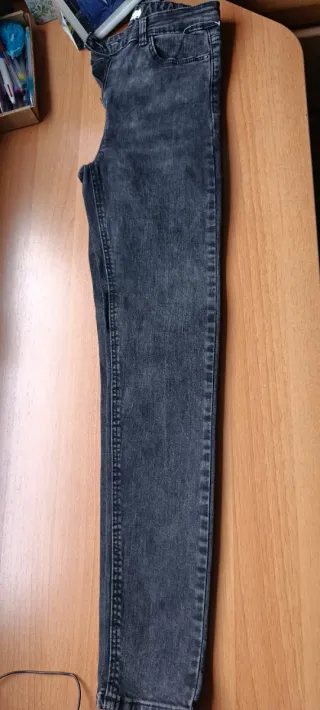 Pantalón skinny gris talla 34