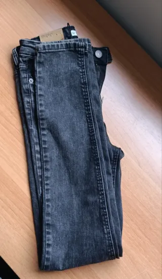 Pantalón skinny gris talla 34