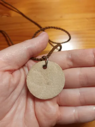 Colgante de barro artesanal