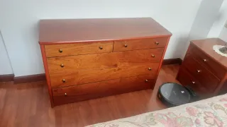 Dormitorio completo: cama, mesitas, armario, comod