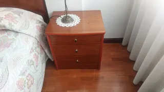 Dormitorio completo: cama, mesitas, armario, comod