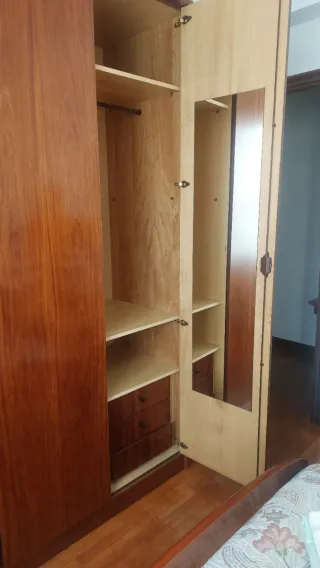 Dormitorio completo: cama, mesitas, armario, comod