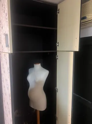 Armario beige y marrón con diseño floral