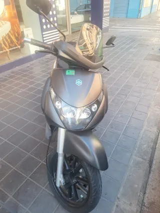 Piaggio gris, estilo scooter