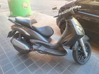 Piaggio gris, estilo scooter