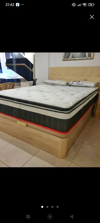 Colchón y canapé de madera