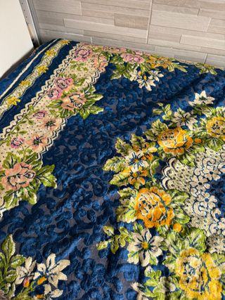 manta o colcha terciopelo azul , diseño floral bor