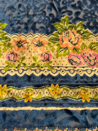 manta o colcha terciopelo azul , diseño floral bor