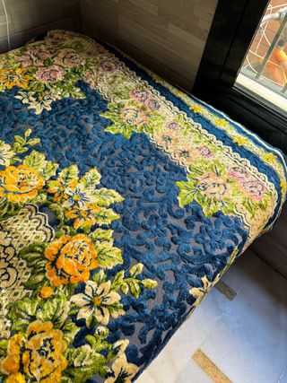 manta o colcha terciopelo azul , diseño floral bor