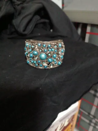 Pulsera plateada con piedras azules