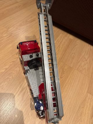 Camión de bomberos de juguete rojo
