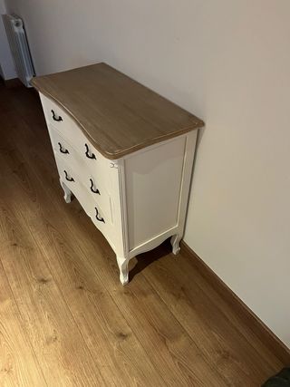 Sinfonier de madera blanco y marrón