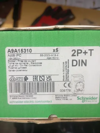 Base enchufe carril Schneider 16A 250V