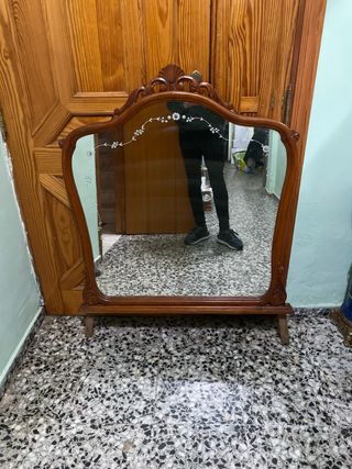 Espejo antiguo de madera tallada